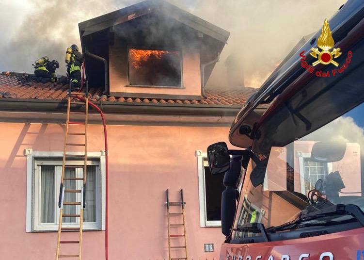 Fiamme Divorano Il Tetto Di Una Villetta Per Spegnerlo In Azione In