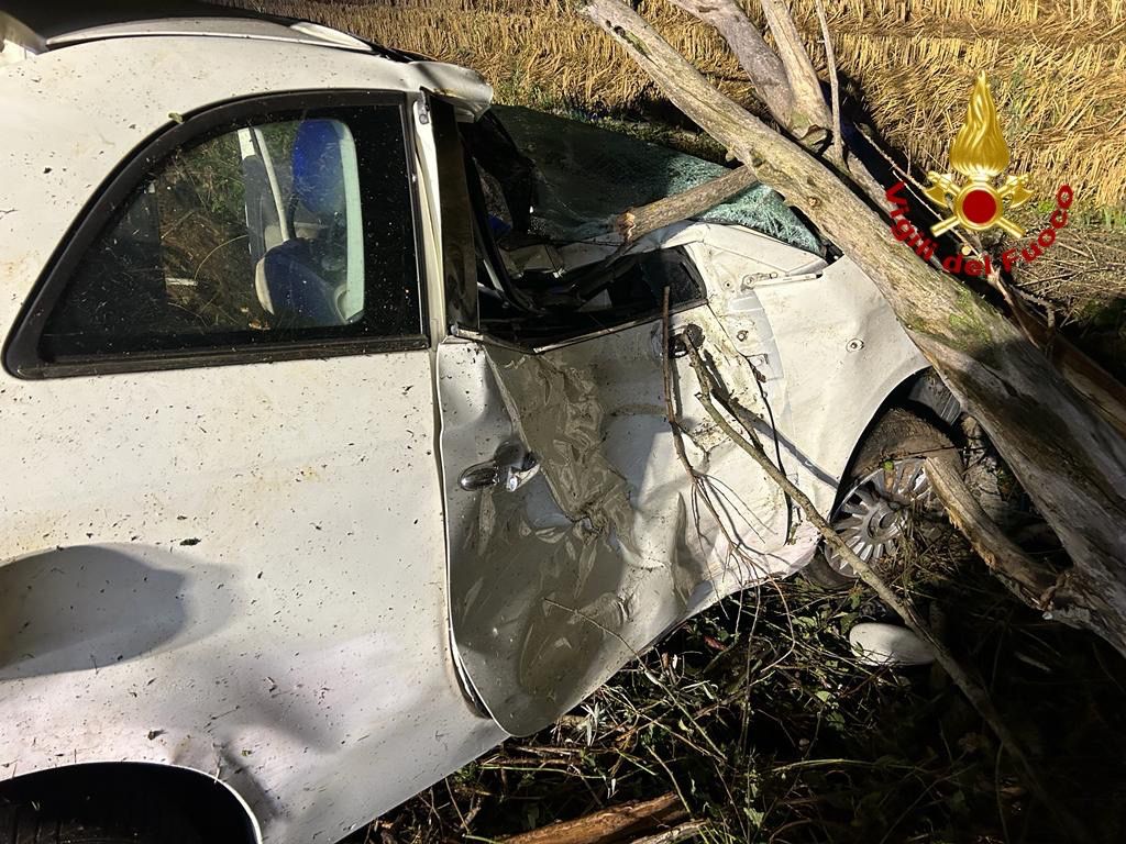 Incidente Mortale Nella Notte Nel Milanese Auto Contro Un Albero