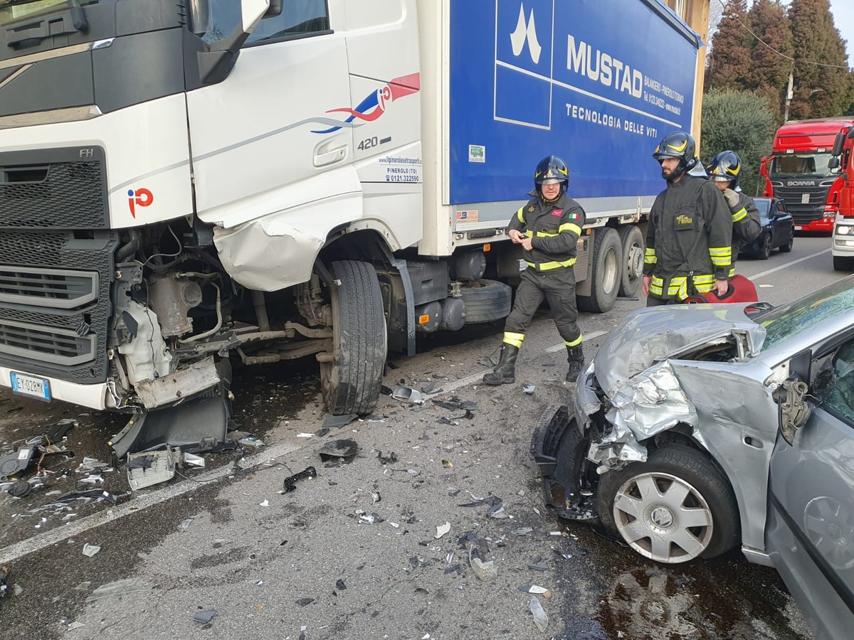 Foto Auto Si Scontra Con Un Camion Soccorsi In Azione A Travedona