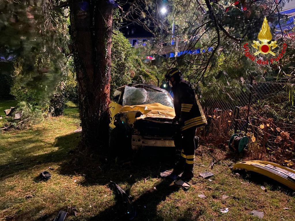 Foto Paura Nella Notte A Luino Un Auto Sfonda Il Guard Rail Colpisce