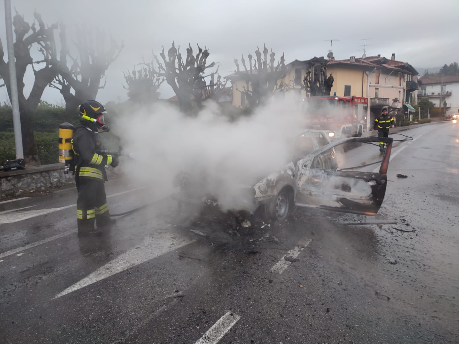 FOTO Auto In Fiamme Sulla Statale Al Semaforo Della Chiesa Di Gemonio