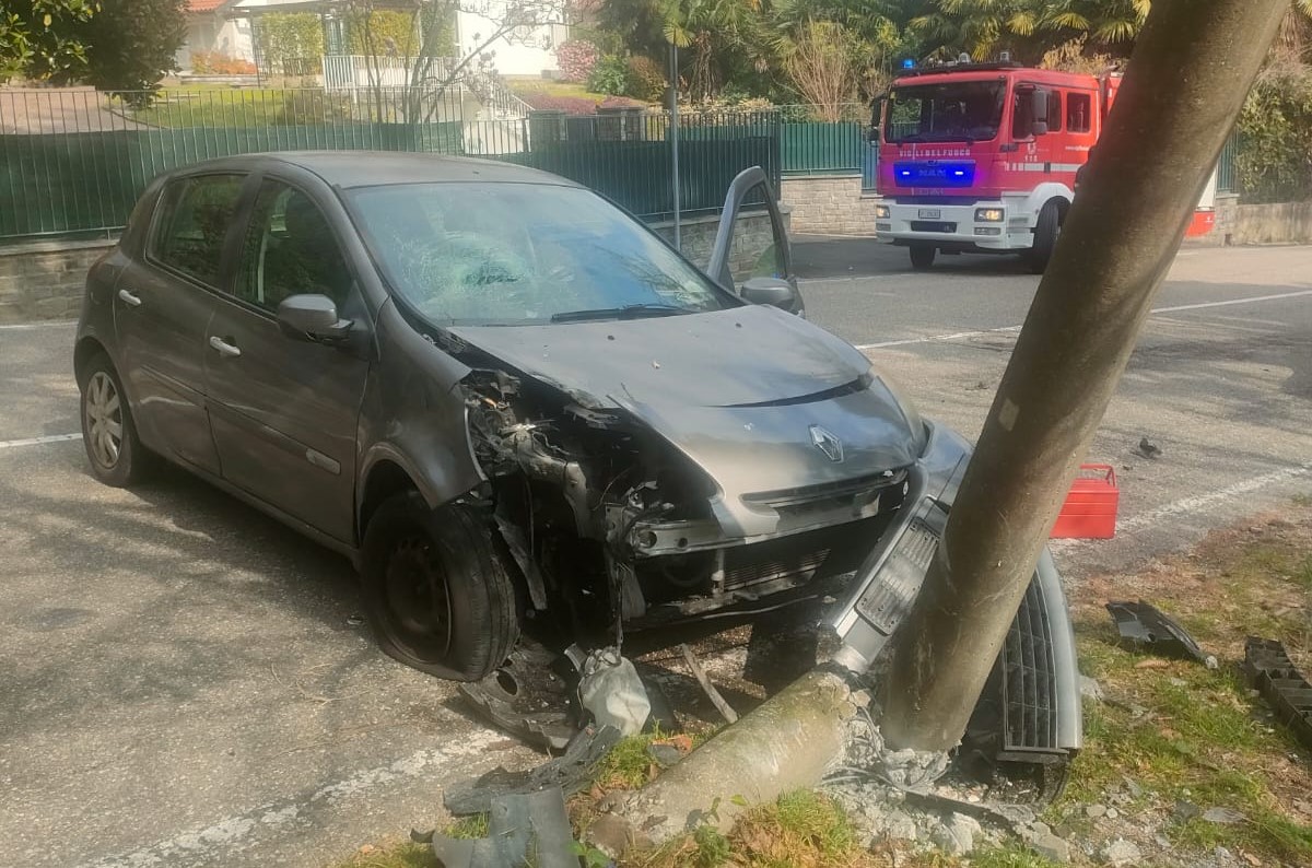 Foto Va A Sbattere Con L Auto Contro Un Palo Della Luce Ferito A