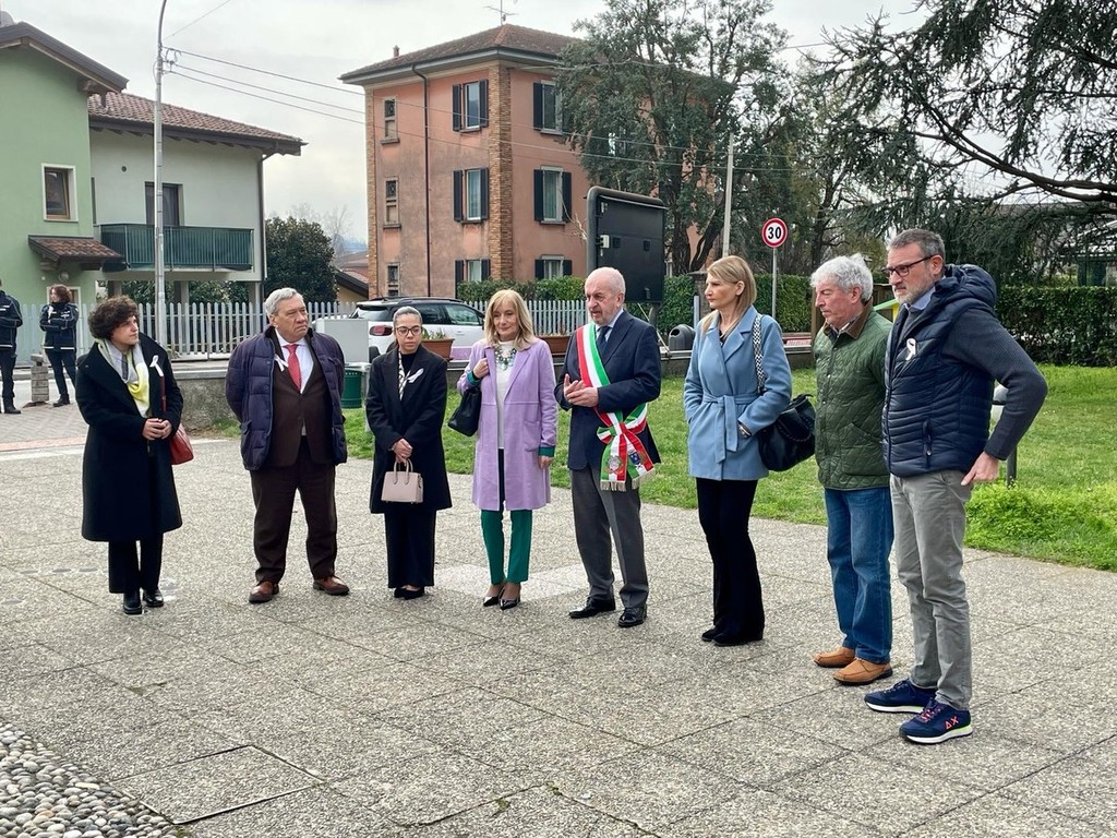 FOTO Inaugurata A Bisuschio La Panchina Lilla Simbolo Della Lotta