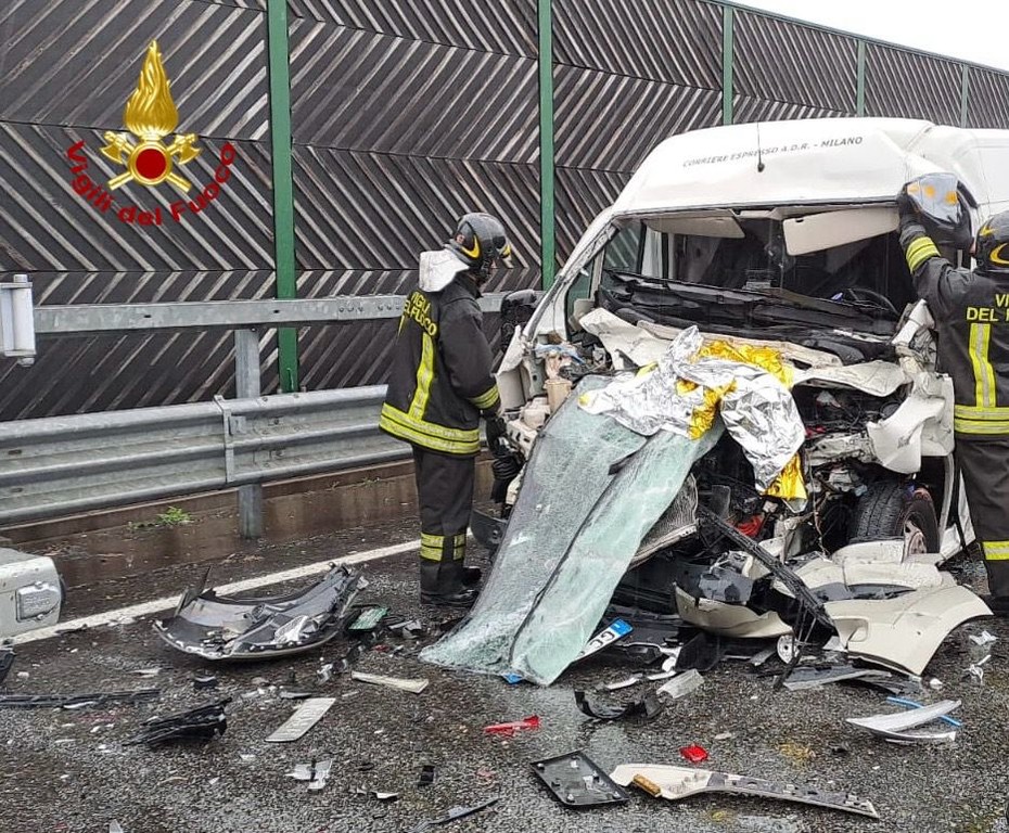 Scontro Tra Due Tir Sul Ponte Sul Ticino Dell A Un Ferito Grave