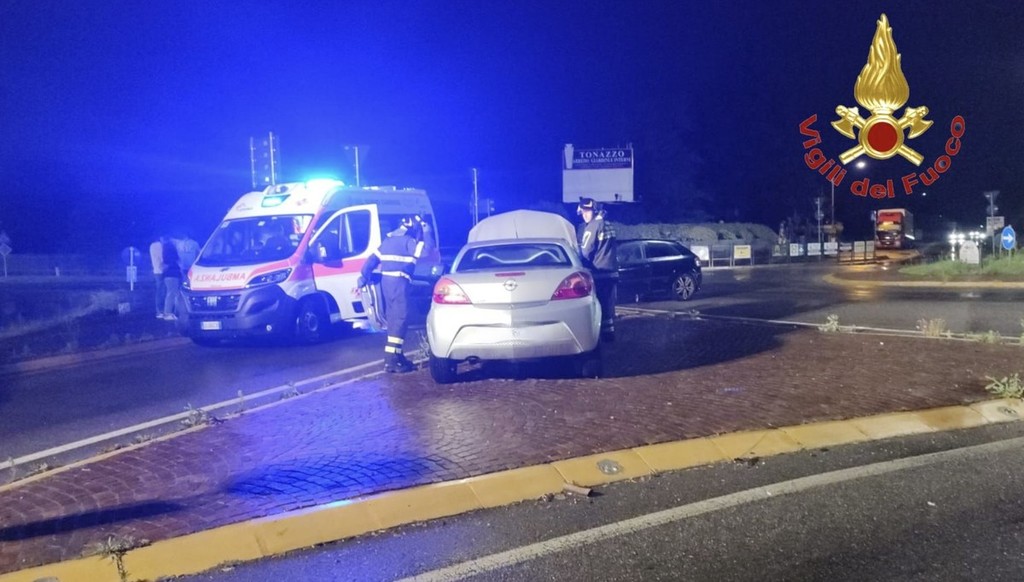 Foto Incidente Alla Rotonda Sulla Varesina Tre Persone Soccorse A