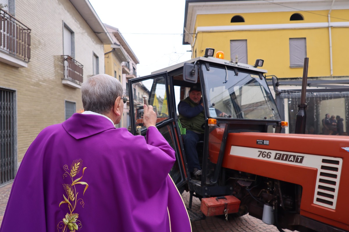 https://www.varesenoi.it/fileadmin/archivio/ilbustese/2024/11/La_benedizione_dei_mezzi_agricoli.jpg