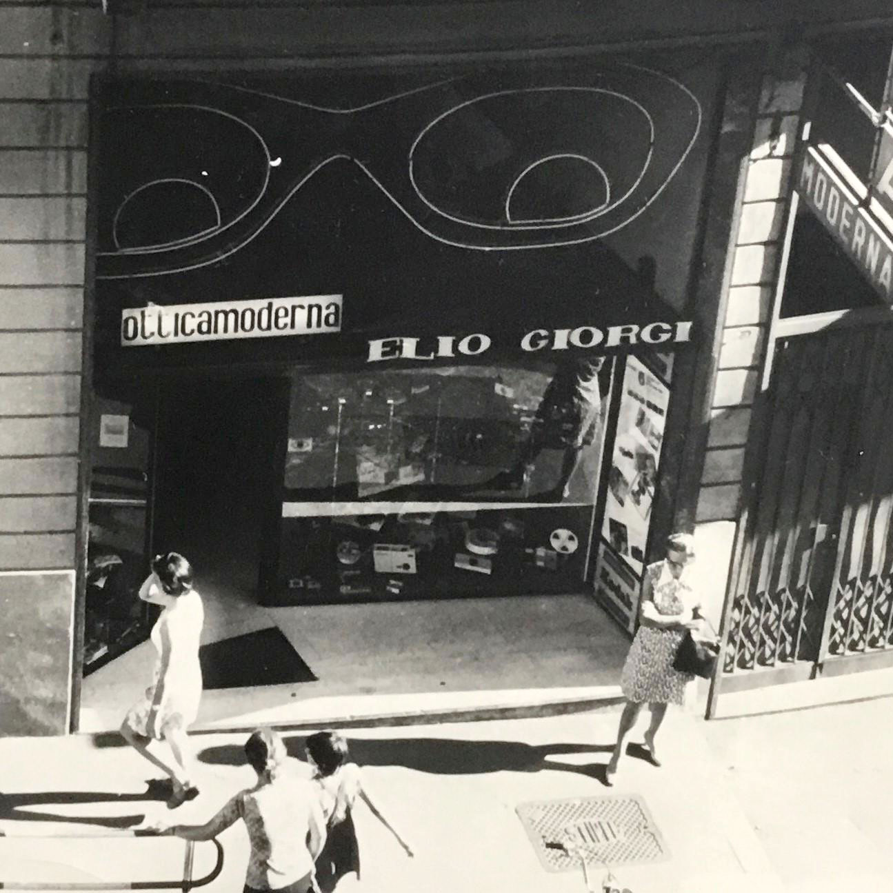 FOTO. Quel paio di occhiali in via Morosini chiusi dopo 64 anni. Da