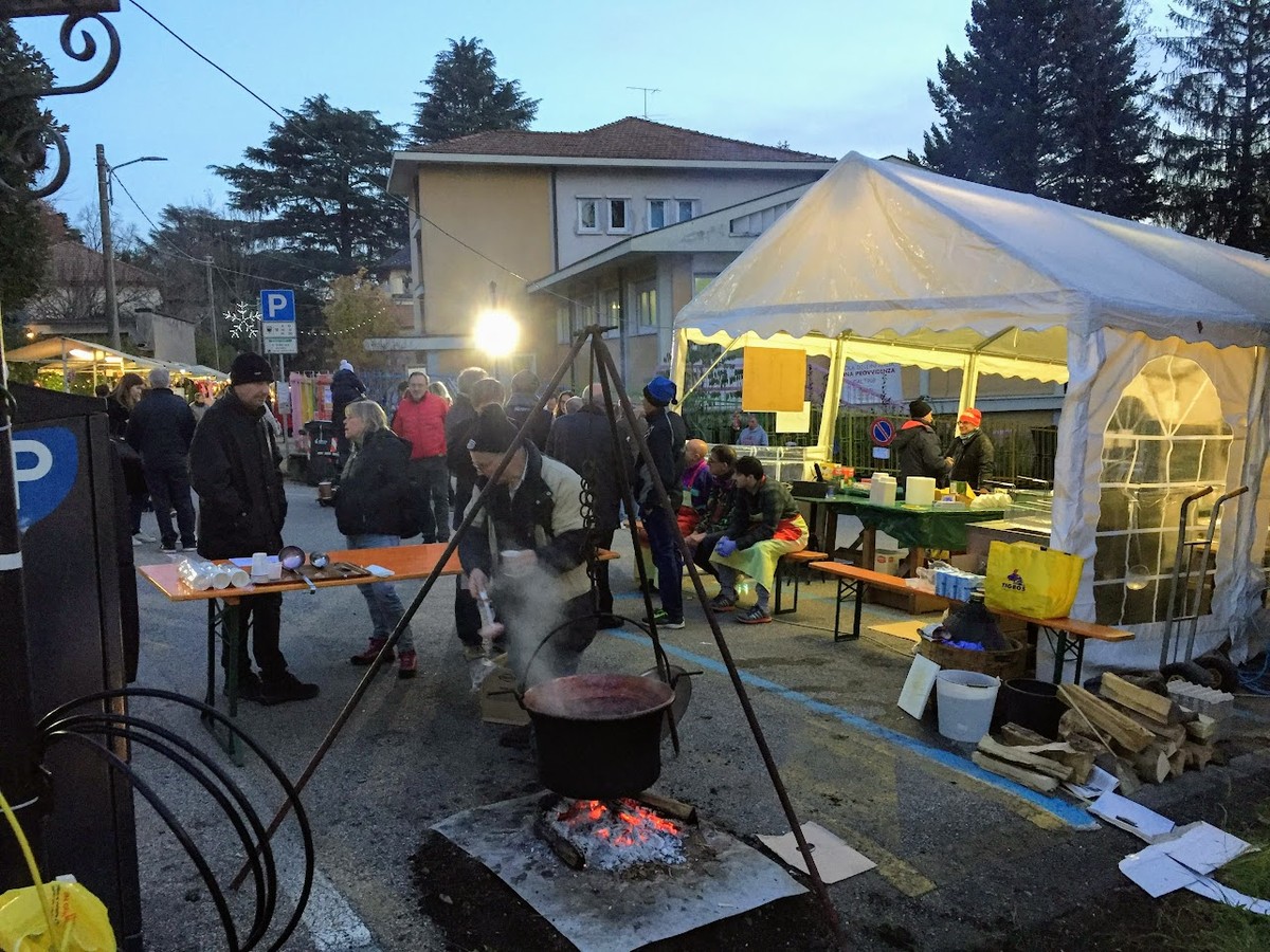 https://www.varesenoi.it/fileadmin/archivio/varesenoi/2024/11/Vin_Brule_e_street_food.JPG