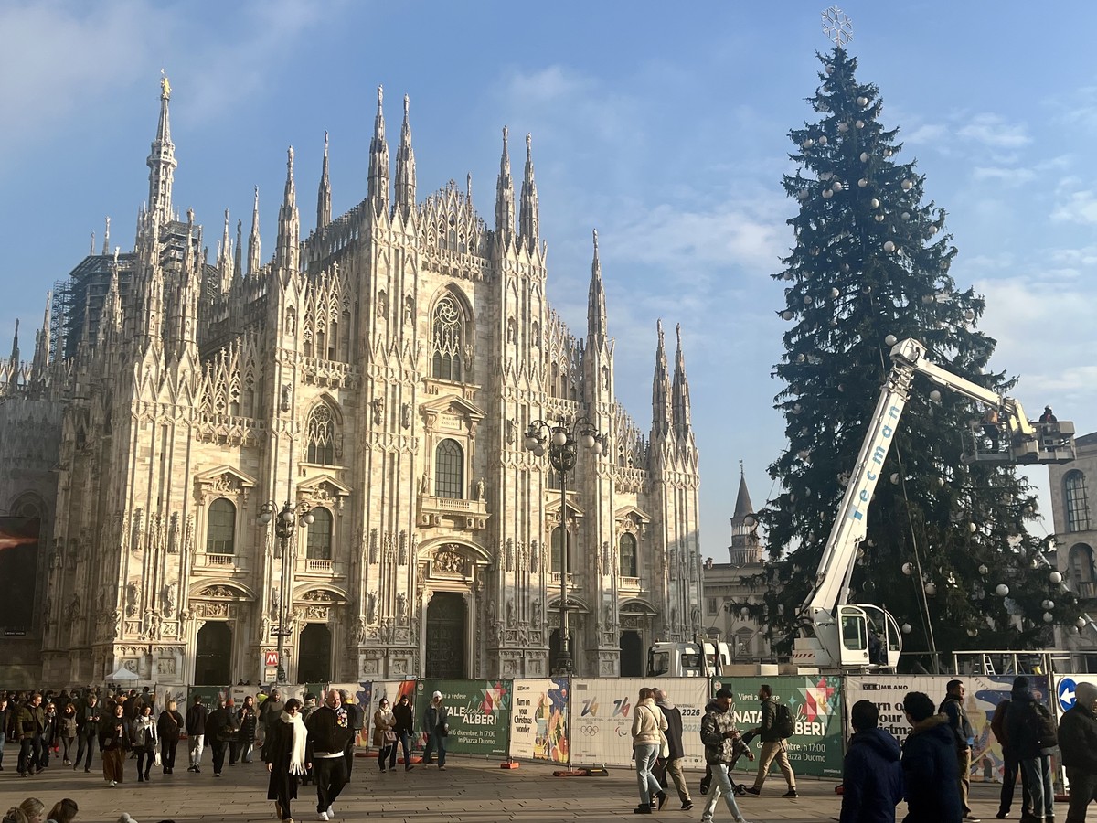 https://www.varesenoi.it/fileadmin/archivio/varesenoi/2024/11/milano_albero_piazzaduomo_IMG_7015.jpg