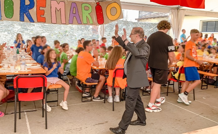 L'arcivescovo di Milano a pranzo con gli oltre 600 ragazzi dell'oratorio  estivo di Luino 