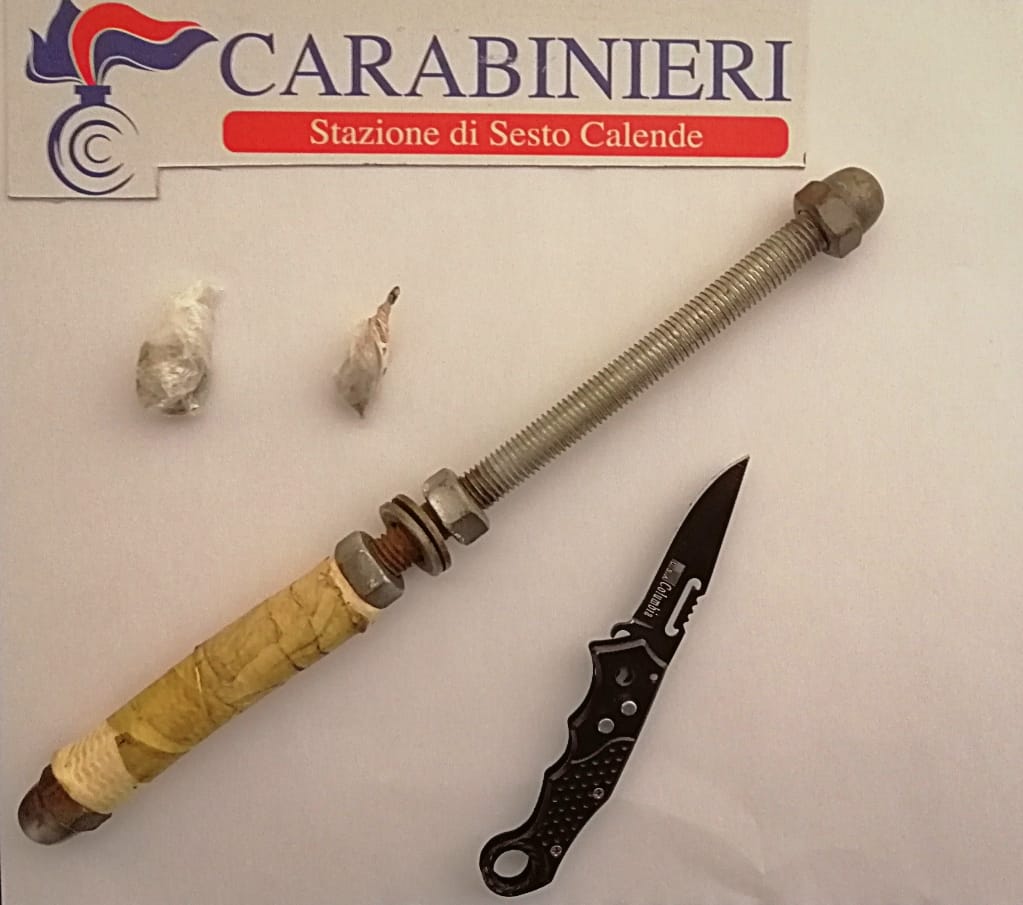 Italiani e incensurati, viaggiavano con manganello, coltello e un grammo di  droga 