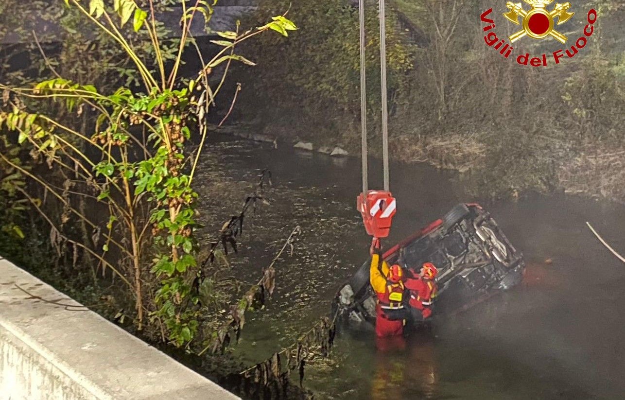 Foto Perdono Il Controllo Dell Auto E Finiscono Nel Fiume Lungo La Paura Nella Notte A