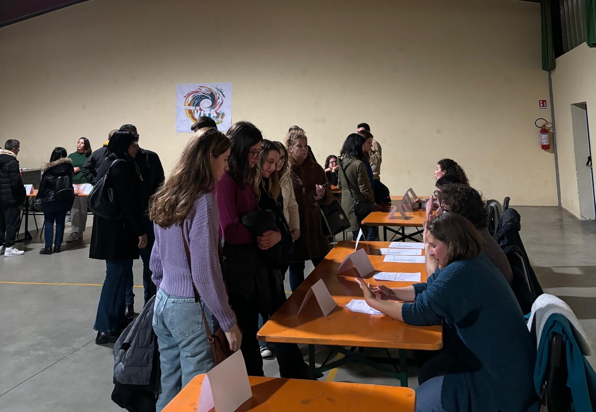 https://www.varesenoi.it/fileadmin/archivio/varesenoi/varese/LavenoSaloneStudente25.jpeg