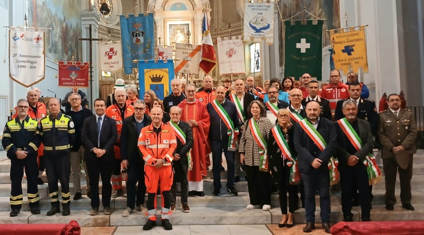 https://www.varesenoi.it/fileadmin/archivio/varesenoi/varese/SestoCalendeCvaFesta40anni_gruppo_.jpg