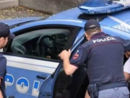 Pusher trovato con la cocaina: prima accusa di razzismo i poliziotti, poi forza la Volante e fugge. Arrestato