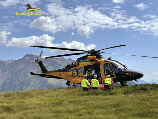 Doppia operazione di soccorso in montagna per l'elicottero della Finanza di Varese