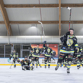 Il saluto finale al pubblico di Teruggia e compagni dopo la vittoria contro gli Ice Rex Pontebba (foto Michele Del Re)