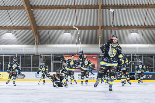 Il saluto finale al pubblico di Teruggia e compagni dopo la vittoria contro gli Ice Rex Pontebba (foto Michele Del Re)