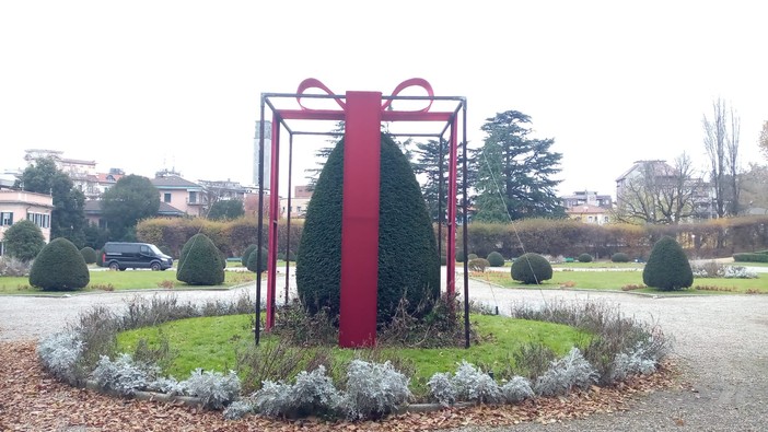 Allestimento natalizio in corso ai Giardini Estensi