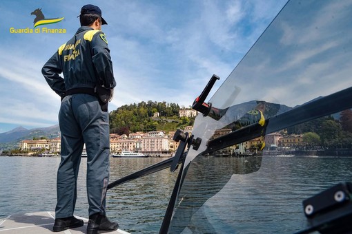 Resta in panne con la barca sul lago di Como, salvato dalla motovedetta della Guardia di Finanza