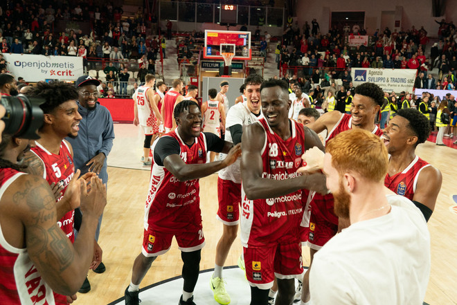 Può finalmente esultare la Openjobmetis Varese (foto Fabio Averna)