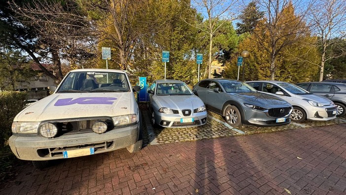 LA LETTERA. «In zona ospedale mai trovato un parcheggio libero per la mia auto elettrica. Mancano sensibilità e rispetto»