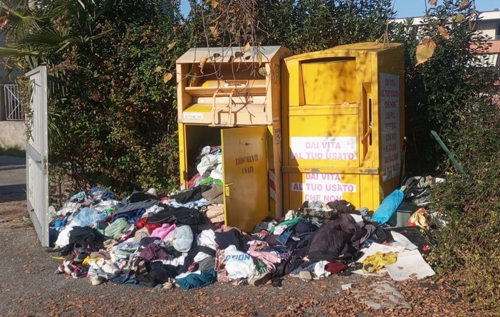 Il cassonetto di Humana nel parcheggio dell'MD di viale Borri