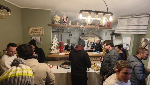 Festa ieri sera per i due anni di riapertura della San Gennaro, pizzeria in via Robbioni