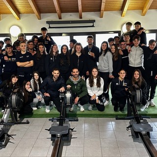 Lezione a Monate per gli studenti del liceo Pantani. Con loro Gabriel Soares, argento olimpico nel canottaggio