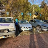 LA LETTERA. «In zona ospedale mai trovato un parcheggio libero per la mia auto elettrica. Mancano sensibilità e rispetto»