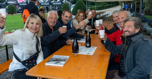 Aperitivo ai Giardini Estensi, presso il Race Village della Tre Valli Varesine (Fotografia Galbiati - Michele D.)