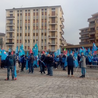 In centinata a manifestare stamattina con Cgil e Uil in piazza Repubblica