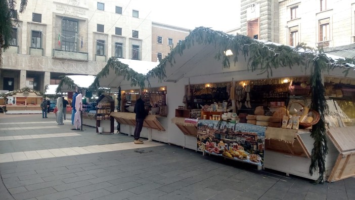 Apertura oggi pomeriggio per le casette dei mercatini in piazza Monte Grappa