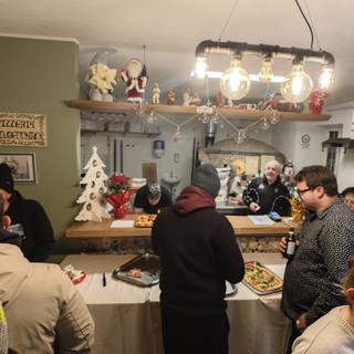 Festa ieri sera per i due anni di riapertura della San Gennaro, pizzeria in via Robbioni