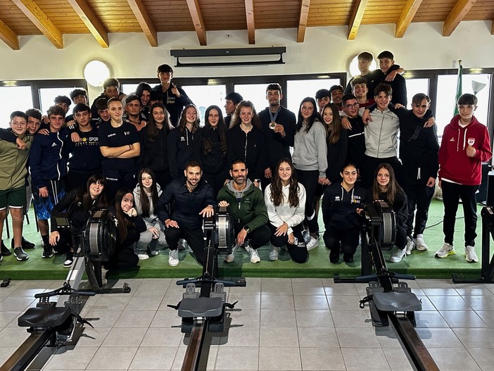 Lezione a Monate per gli studenti del liceo Pantani. Con loro Gabriel Soares, argento olimpico nel canottaggio