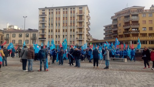 In centinata a manifestare stamattina con Cgil e Uil in piazza Repubblica