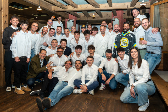 Foto di gruppo per i Crazy ieri sera alla presentazione della nuova stagione avvenuta al Birrificio Settimo di Carnago (foto Michele Del Re)