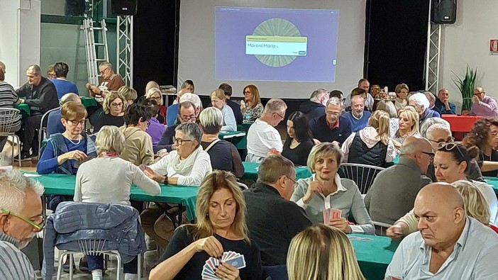 Il torneo di Scala 40 dei “Van da Parlur” per la Mensa del Padre Nostro. «Insieme per un gesto di solidarietà»