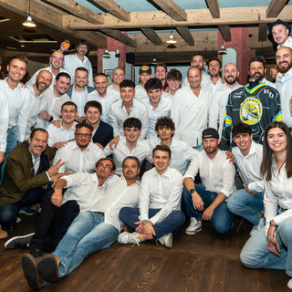 Foto di gruppo per i Crazy ieri sera alla presentazione della nuova stagione avvenuta al Birrificio Settimo di Carnago (foto Michele Del Re)