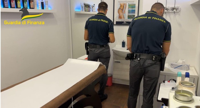 Due arresti per sfruttamento della prostituzione al centro benessere