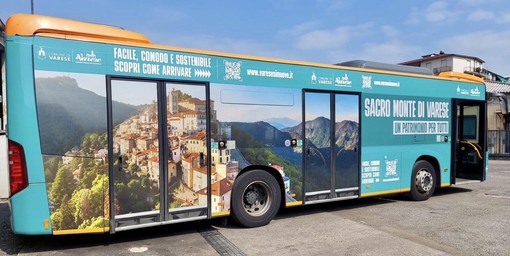 Il Sacro Monte &quot;prende&quot; l'autobus. Ecco la livrea che promuove il borgo Unesco