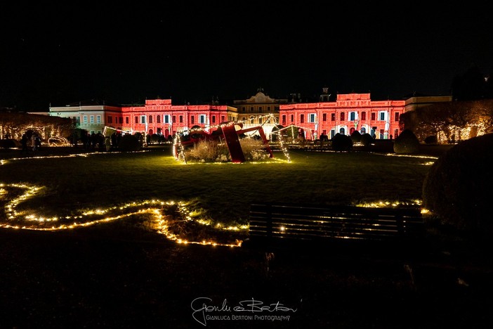 Lo spettacolo dei Giardini Estensi per Natale (foto gentilmente concessa da Gianluca Bertoni). In basso nella gallery: alcune immagini dell'inaugurazione