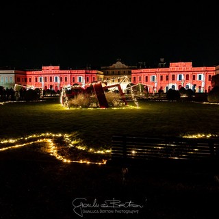 Lo spettacolo dei Giardini Estensi per Natale (foto gentilmente concessa da Gianluca Bertoni). In basso nella gallery: alcune immagini dell'inaugurazione