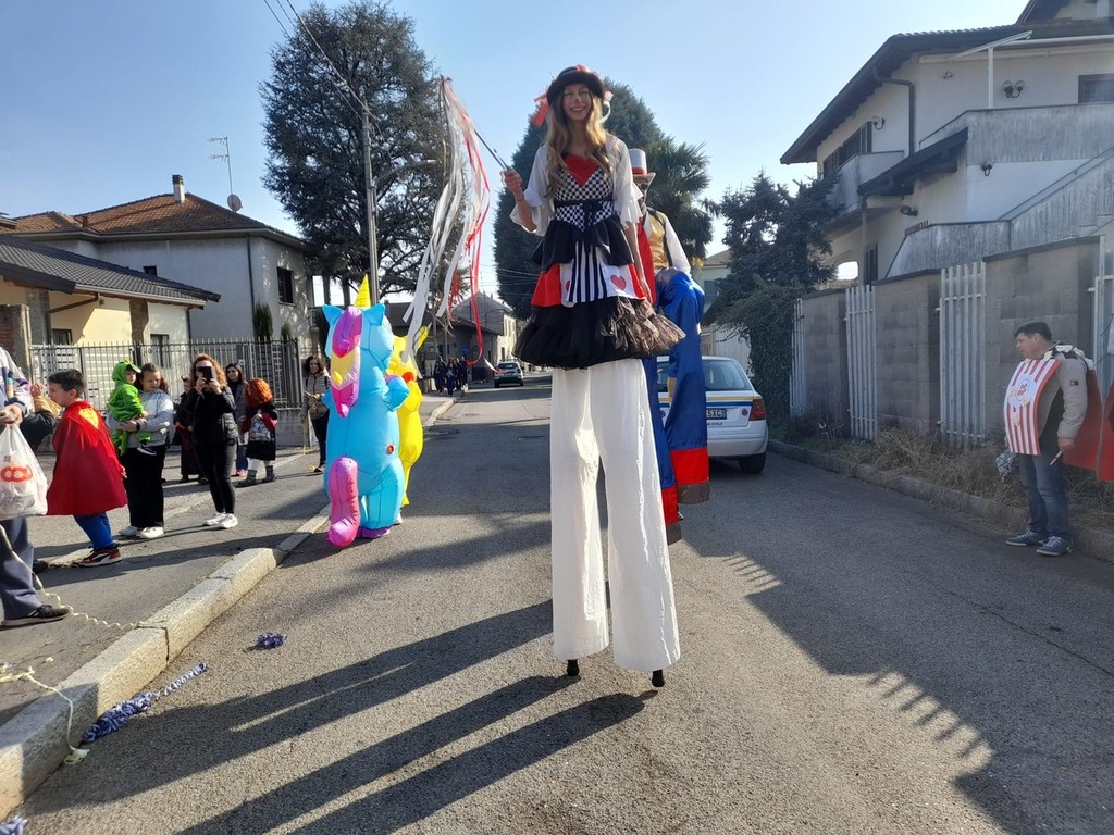 VIDEO E FOTO - Gorla Minore a colori, il carnevale porta la festa del Luna  Park nelle strade 