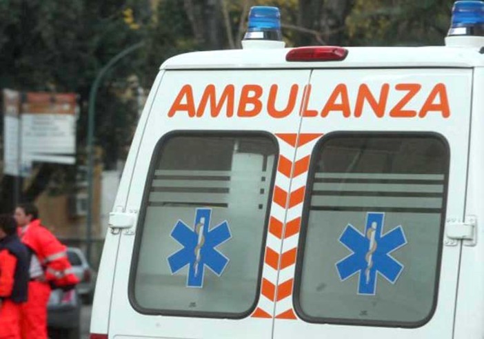 Incidente davanti alle scuole a Casbeno: un ferito e traffico in tilt