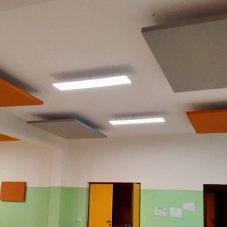 I pannelli colorati fonoassorbenti installati nel locale mensa della scuola primaria Dante Alighieri di Angera