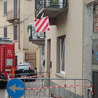 Il balcone di via Paletta danneggiato da un camion (foto dalla pagina Facebook del Comune di Angera)