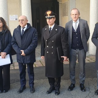 Il sindaco Antonelli con i rappresentanti di Prefettura e Forze dell'ordine. Sotto, il vertice in municipio