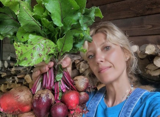 Isabella Corti Pirovano al lavoro nella sua azienda agricola ad Aga