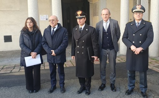 Il sindaco Antonelli con i rappresentanti di Prefettura e Forze dell'ordine. Sotto, il vertice in municipio